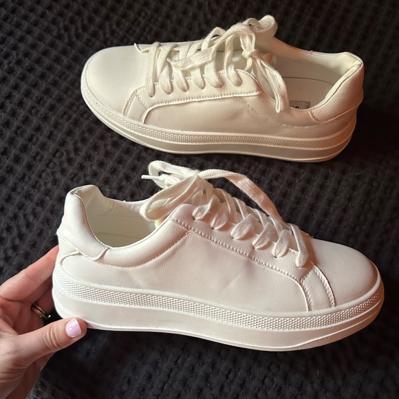 Steve Madden Shoes - White Steve Madden sneakers